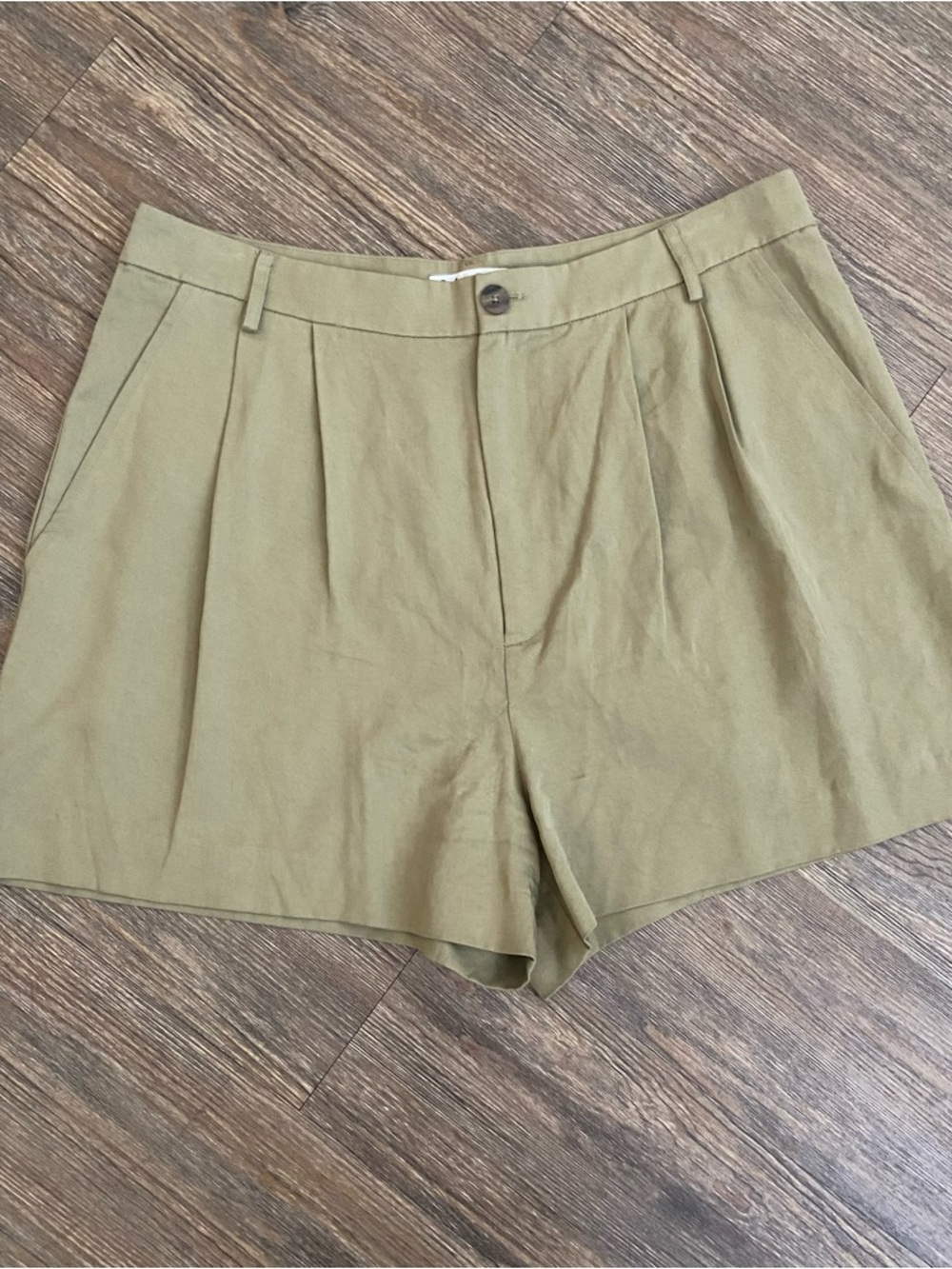 Reformation Mason Pleated Shorts in Olive Oil Size 12